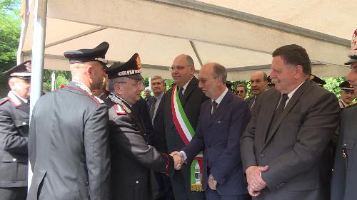 Cerimonia a Peteano, in Comune di Sagrado, a ricordo dei tre carabinieri uccisi in un attentato il 31 maggio del 1972.
Il vicepresidente della Regione FVG, Riccardo Riccardi, stringe la mano al Comandante interregionale dei Carabinieri,
Generale di Corpo d’Armata Aldo Visone
